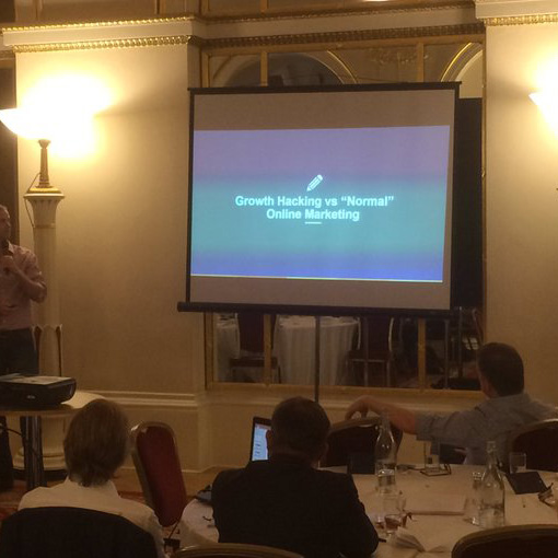 Presentation meeting in Growth Hacking vs Normal Online Marketing
